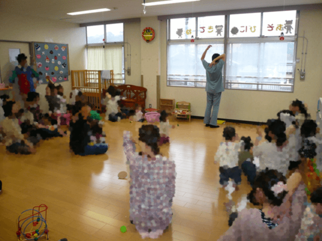 子育て中のパパ、ママに向けて行ったストレッチ講習会の様子