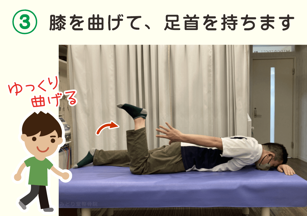 ひざの柔軟性チェック3：右膝をゆっくり曲げて、右手で右足首を持ちます