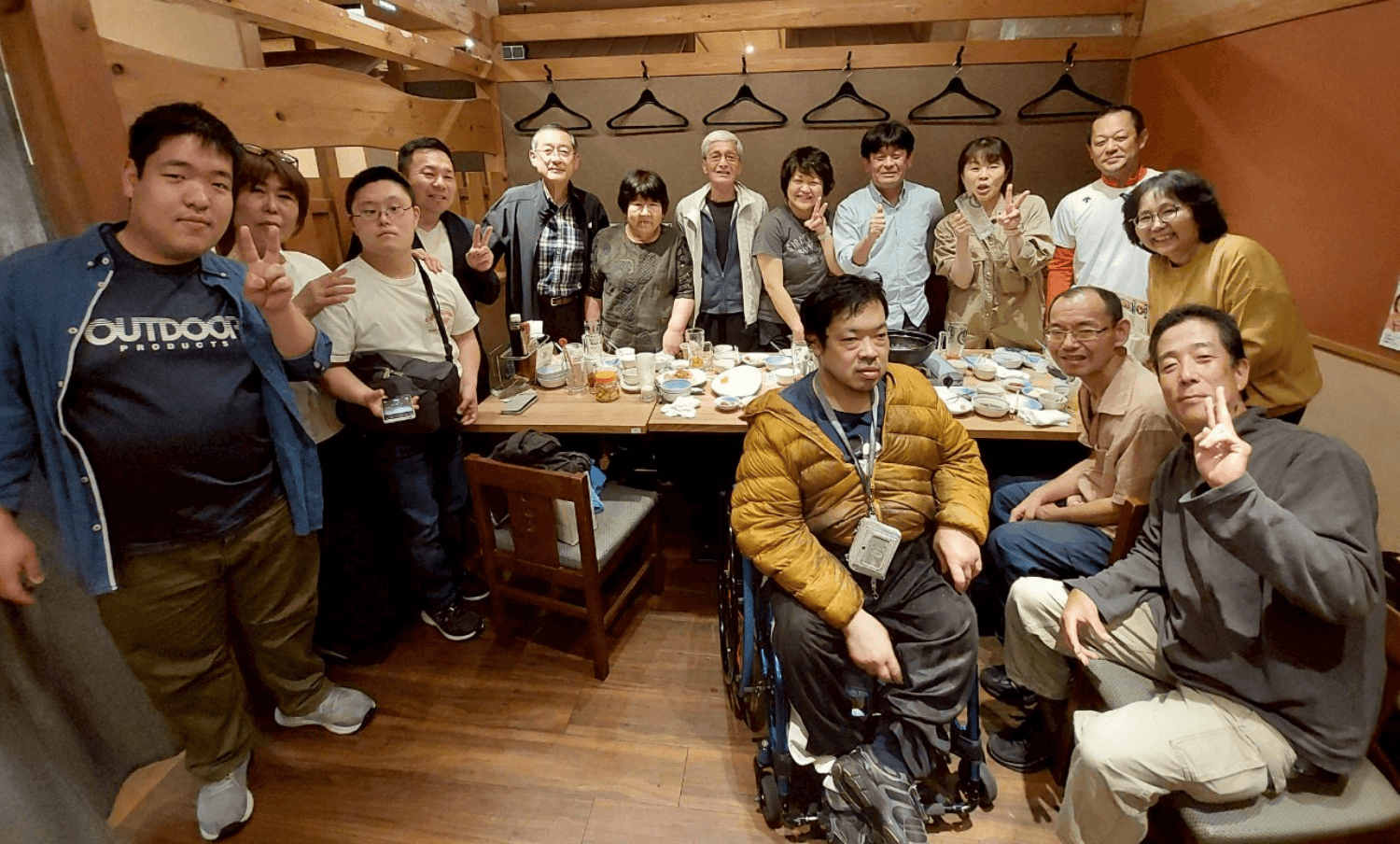 大会終了後、選手とサポートメンバーが集まり、和やかに打ち上げを楽しむ様子