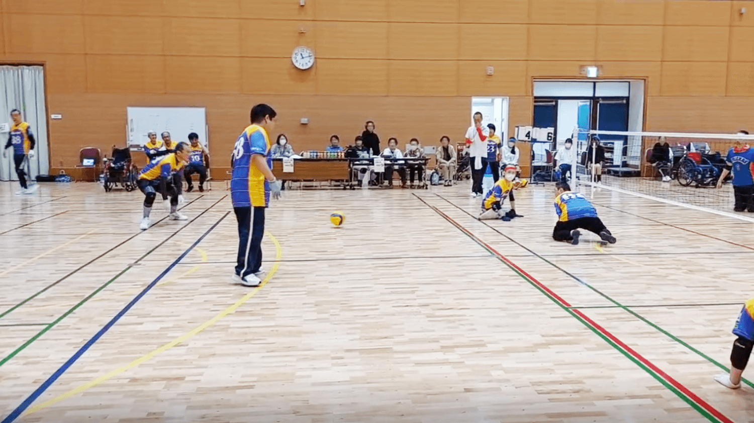 八王子で開催されたローリングバレーボール大会の試合風景（プレー中の選手たち）