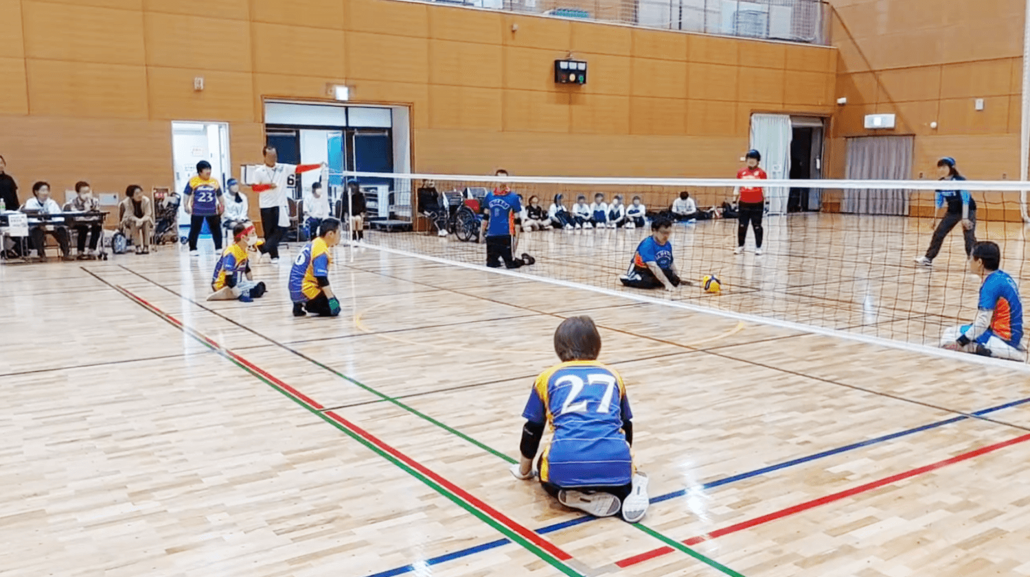 第2回ローリングバレーボール交流大会でのプレーの様子（真剣にプレーする選手たち）